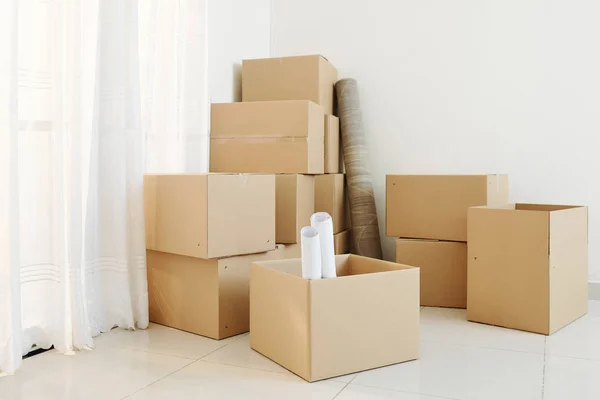 Many Opened Closed Cardboard Boxes Corner Empty Room New House — Stock Photo, Image
