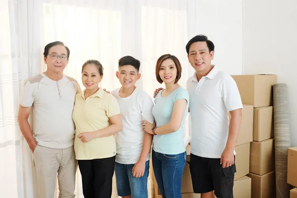 Positiv Asiatisk Familj Stående Ljust Stort Vardagsrum Deras Nya Hus — Stockfoto