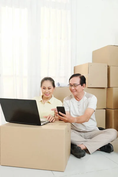 Smiling Senior Vietnamese Couple Searching Best Movers Company Online — Stock Photo, Image