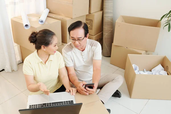Serious Senior Asian Couple Sitting Laptop Room Cardboard Boxes Searching — Stock Photo, Image