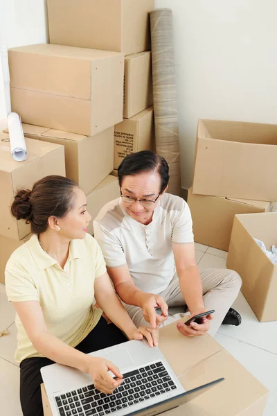 Aged Asian Husband Wife Ordering Movers Online Sitting Apartment Full — Stock Photo, Image