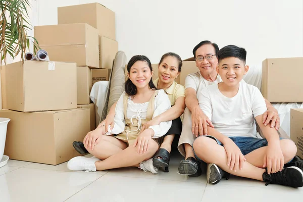 Positive Vietnamese Grandparents Grandchildren Sitting Cardboard Boxes — Stock Photo, Image