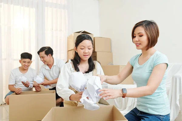 Mooie Jonge Aziatische Vrouw Uitleggen Van Haar Tiener Dochter Hoe — Stockfoto