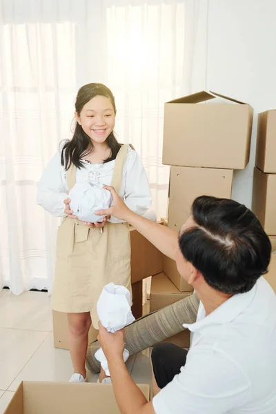 Happy Vietnamese Girl Giving Wrapped Vase Her Father Packing Cardboard — ストック写真