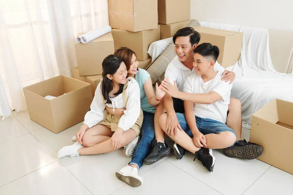 新しい家で引っ越しを祝う両親と十代の子供たちの大きなアジアの家族 — ストック写真