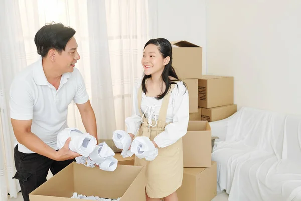 Happy Pretty Teen Girl Her Father Taking Fragile Tableware Out — Stock Photo, Image