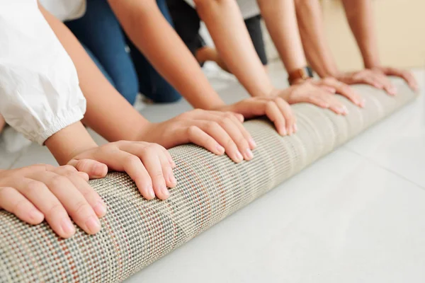 Imagen Cerca Gran Familia Desplegando Alfombra Nueva Casa Después Mudarse — Foto de Stock