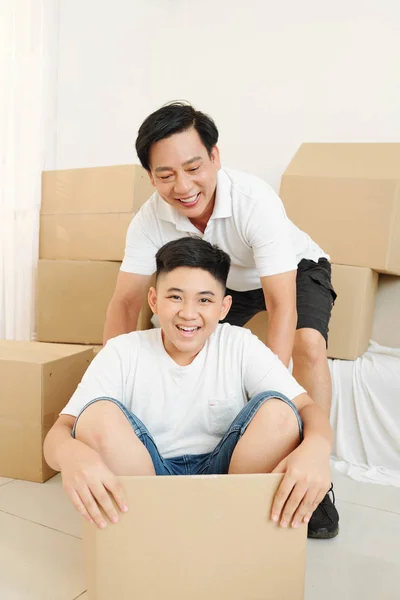 Vidám Vietnami Atya Fiú Játszik Üres Kartondobozok Után Költözött Házban — Stock Fotó