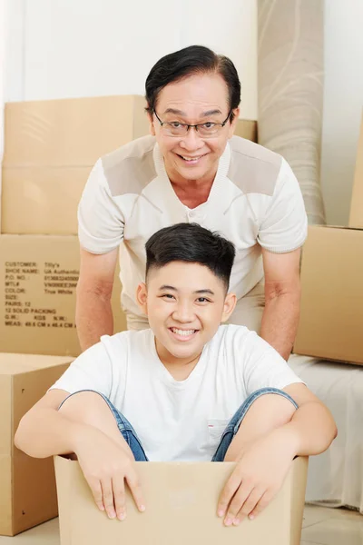 Boldog Vietnami Tinédzser Fiú Kartondobozban Nagyapja Tolja — Stock Fotó
