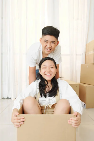 Ridere Bambini Asiatici Preadolescenti Che Divertono Giocare Con Scatole Cartone — Foto Stock