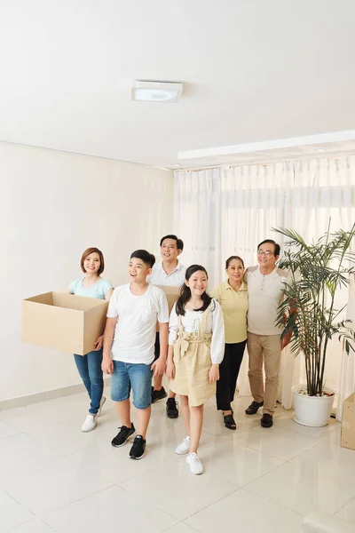 Fröhliche Asiatische Familie Betritt Neues Haus Und Trägt Kartons — Stockfoto