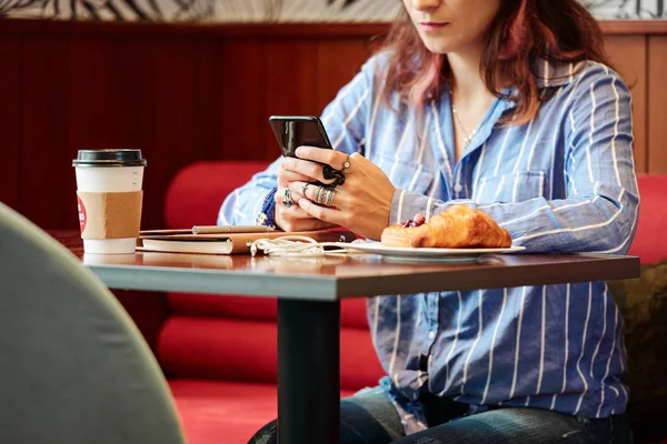 Imagen Cerca Mujer Mensajes Texto Sentada Mesa Cafetería Con Una — Foto de Stock