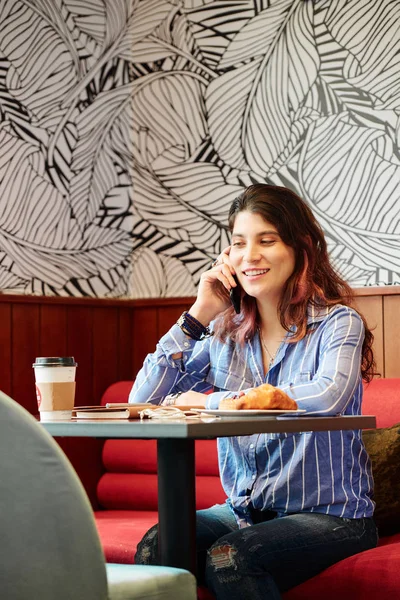 Mujer Bastante Joven Sentada Mesa Café Campus Desayunando Llamando Por — Foto de Stock