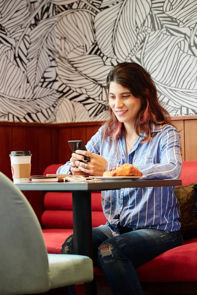 Bastante Joven Estudiante Almorzando Cafetería Sonriendo Leer Mensajes Texto — Foto de Stock