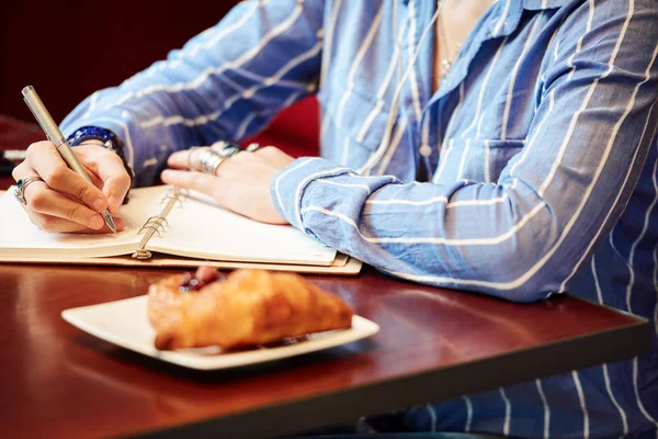 Mãos Estudante Sentada Mesa Café Com Pastelaria Prato Tomando Notas — Fotografia de Stock