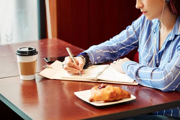 Imagen Recortada Joven Creativa Sentada Mesa Con Café Croissant Para — Foto de Stock