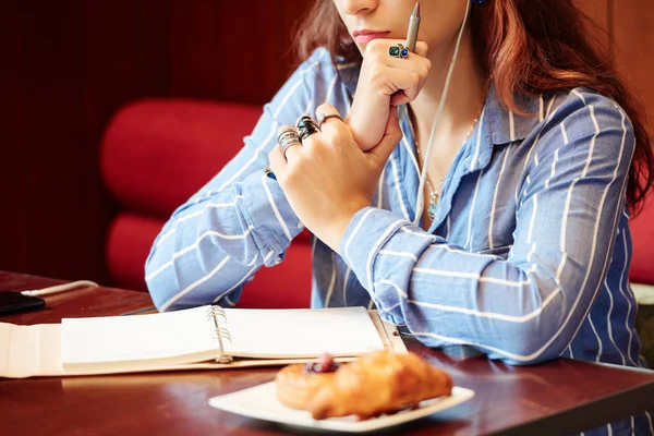 Imagen Recortada Una Joven Mujer Pensativa Sentada Mesa Del Café — Foto de Stock