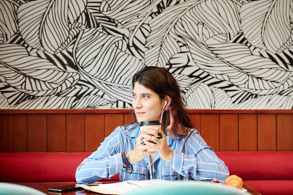Retrato Una Joven Pensativa Sonriente Sosteniendo Una Taza Café Desechable — Foto de Stock