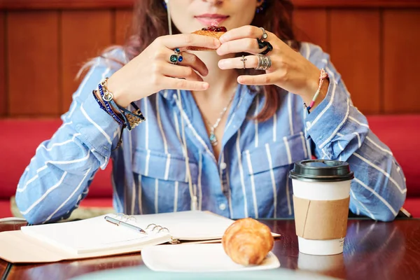 Imagen Recortada Mujer Joven Con Muchos Anillos Pulseras Sus Manos — Foto de Stock