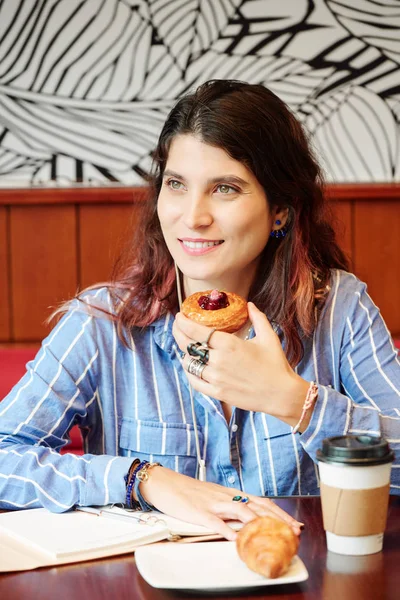 Retrato Una Joven Caucásica Bastante Sonriente Comiendo Deliciosa Pastelería Postre —  Fotos de Stock