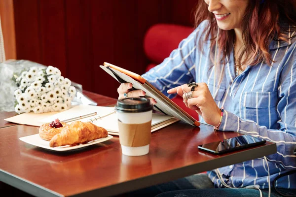 Mujer Joven Positiva Sentada Mesa Con Café Pasteles Uso Aplicación — Foto de Stock