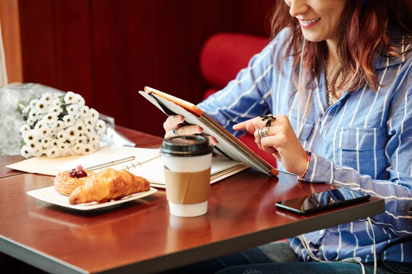 Jovem Mulher Positiva Sentada Mesa Com Café Doces Usando Aplicação — Fotografia de Stock