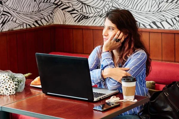 Freelancer Femenina Que Tiene Breve Descanso Del Trabajo Cuidadosamente Mirando — Foto de Stock