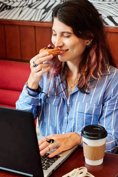 Bastante Joven Programadora Trabajando Mesa Café Oliendo Delicioso Soplo Cereza — Foto de Stock