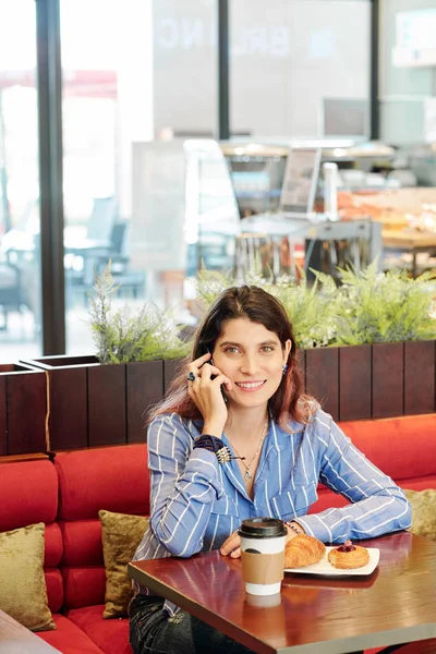 Porträt Einer Hübschen Lächelnden Geschäftsfrau Die Cafétisch Sitzt Kaffee Mit — Stockfoto