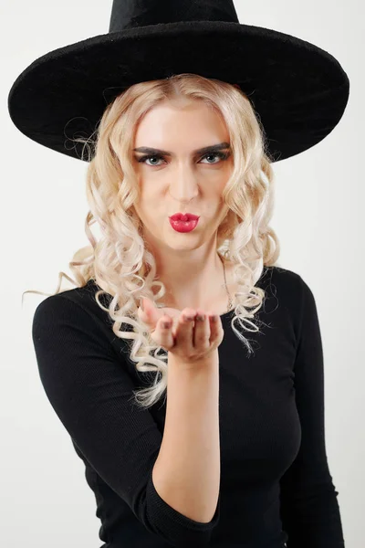 Молодая Привлекательная Блондинка Костюме Ведьмы Хэллоуин Отсасывает Молодому Поцелую — стоковое фото