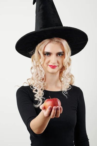 Siyah Cadı Kostümlü Güzel Gülümseyen Genç Bir Kadının Portresi Sana — Stok fotoğraf