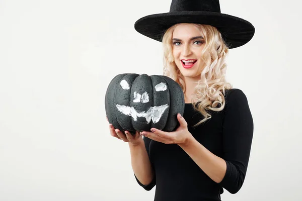 Retrato Feliz Joven Bruja Sosteniendo Calabaza Negra Con Cara Blanca —  Fotos de Stock