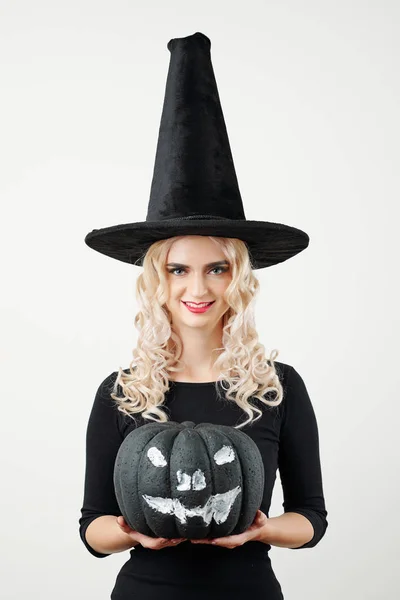 Porträtt Leende Ung Vacker Kvinna Häxa Kostym Håller Halloween Fest — Stockfoto