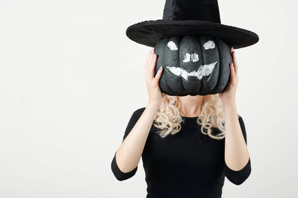 Ung Kvinna Håller Svart Pumpa Målad Som Jack Lantern Häxa — Stockfoto