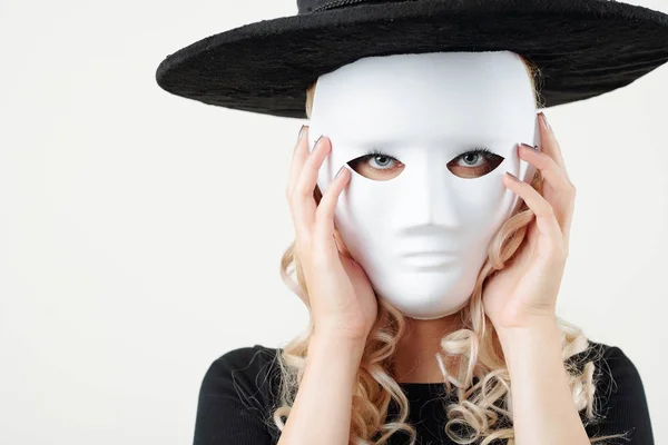 Ernstige Jonge Vrouw Heks Hoed Dragen Plastic Masker Kijken Naar — Stockfoto