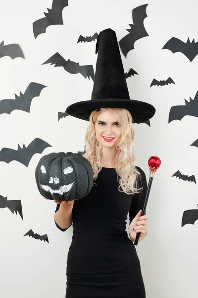 Slank Jong Mooi Tovenares Poseren Met Zwarte Halloween Pompoen Toverstaf — Stockfoto
