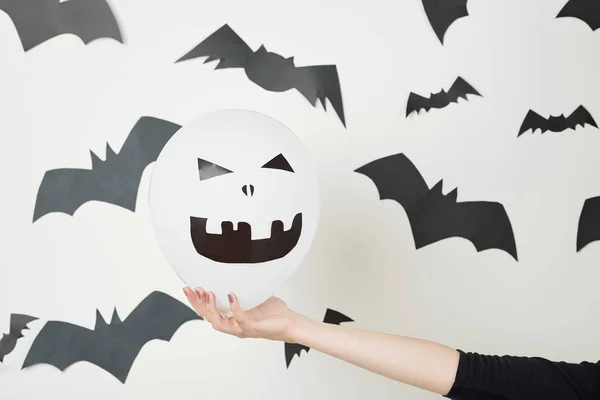 Balloon Spooky Face Hand Young Woman Standing Wall Covered Bats — Stock Photo, Image