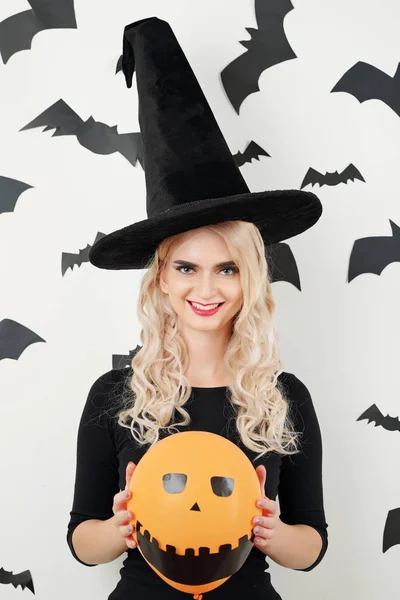 Retrato Joven Alegre Halloween Consumir Sosteniendo Globo Naranja Con Cara —  Fotos de Stock