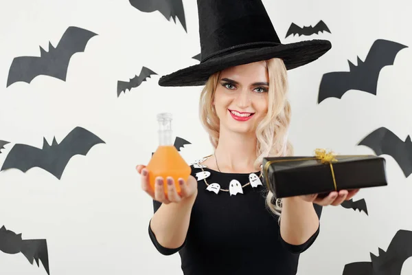 Mooie Glimlachende Jonge Vrouw Heks Halloween Kostuum Geven Fles Met — Stockfoto