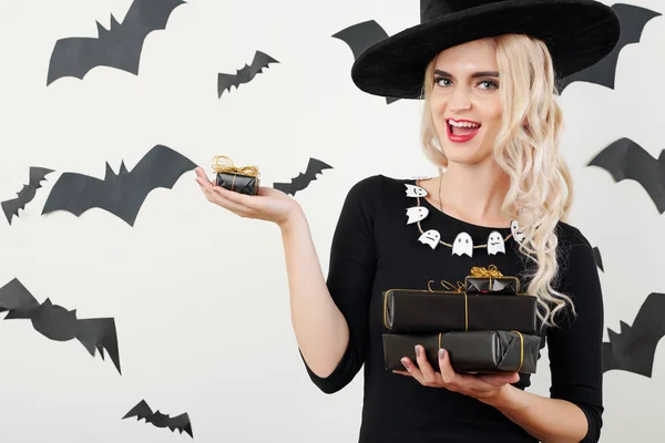 Porträtt Glad Ung Kvinna Halloween Kostym Hålla Många Presenter Insvept — Stockfoto