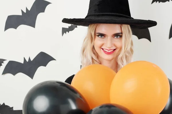 Mooie Jonge Vrouw Heksenhoed Decoratie Kamer Met Rode Oranje Ballonnen — Stockfoto