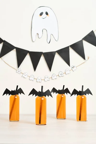 Ozdobione Szklanki Pomarańczowym Koktajlem Girlandy Ducha Papieru Halloween Party — Zdjęcie stockowe