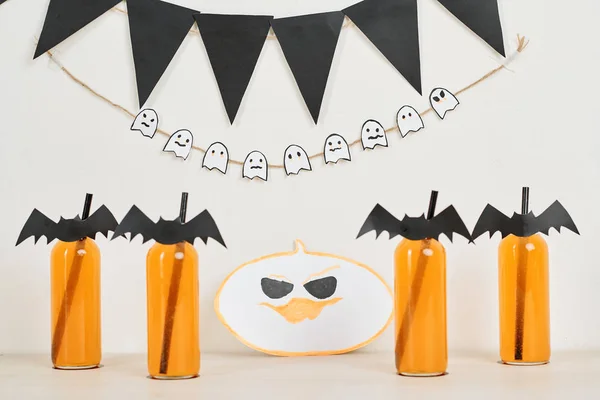 Garlands Drawing Pumpkin Decorated Bottles Fizzy Cocktail Halloween Celebration — Stock Photo, Image