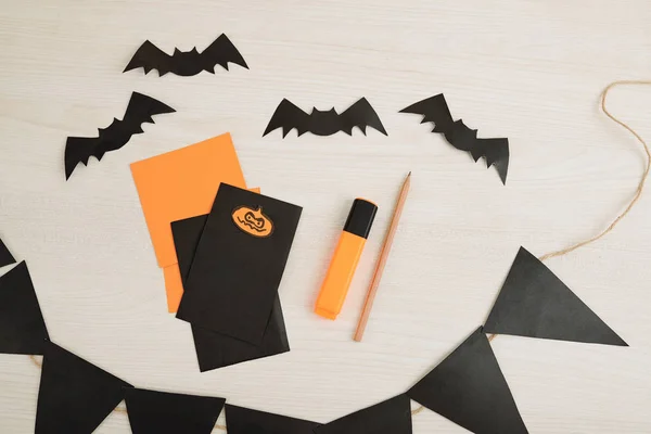 Handgemaakte Papierslingers Vleermuizen Uitnodigingen Voor Het Halloweenfeest Van Bovenaf Bekijken — Stockfoto