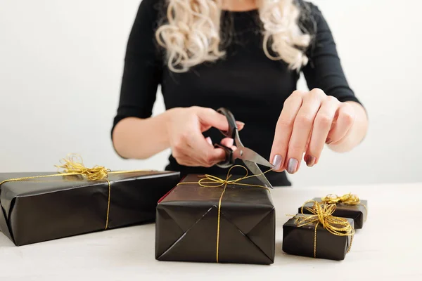 Imagen Cerca Mujer Joven Envolviendo Regalos Papel Negro Para Fiesta —  Fotos de Stock