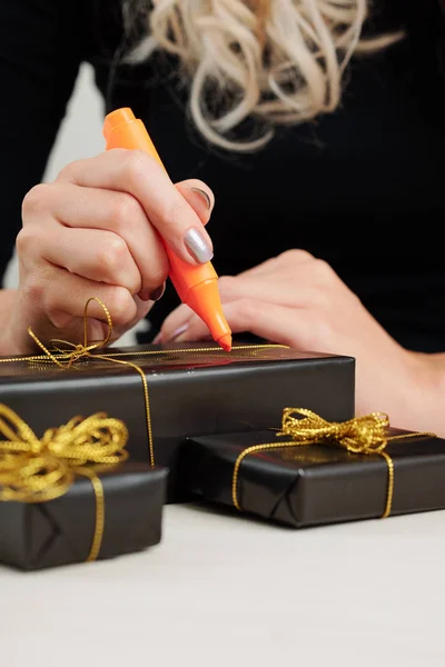 Nahaufnahme Einer Frau Die Mit Orangefarbenem Filzstift Schwarzes Papier Gehüllte — Stockfoto