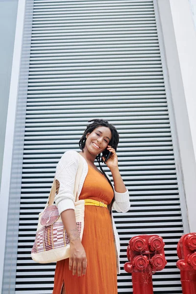 Retrato Mulher Bonita Africana Vestido Laranja Falando Telefone Celular Sorrindo — Fotografia de Stock