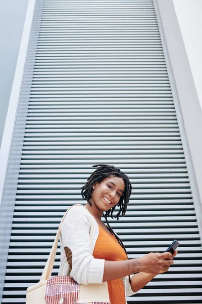 Retrato Mulher Moda Africana Com Belo Penteado Sorrindo Para Câmera — Fotografia de Stock