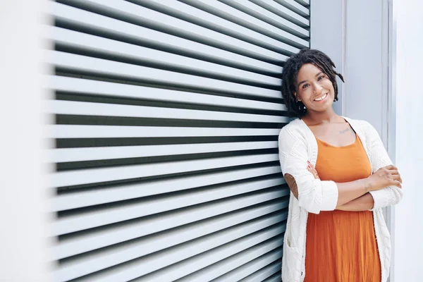 Porträt Einer Jungen Afrikanischen Frau Mit Schöner Frisur Eleganter Kleidung — Stockfoto