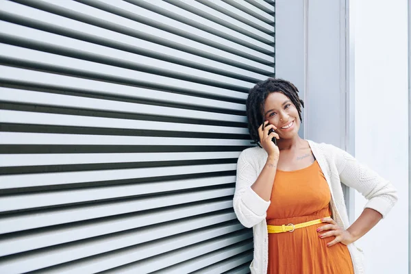 Retrato Mujer Africana Alegre Ropa Moda Pie Hablando Por Teléfono —  Fotos de Stock